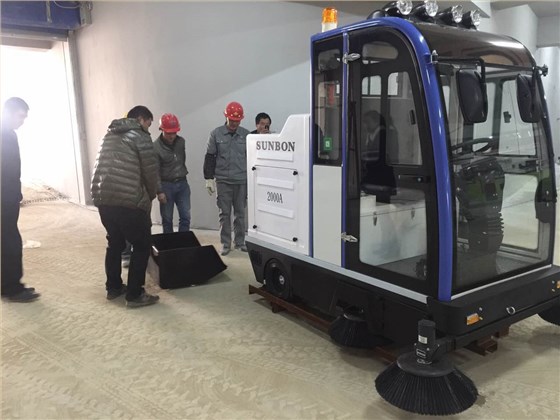意昂4车库扫地车2000A
