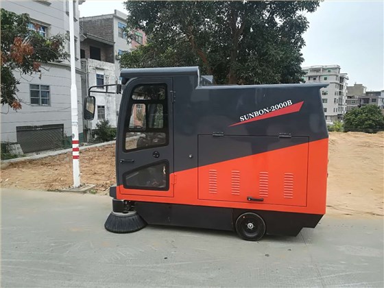  驾驶式扫地机助力解决背街小巷环境问题