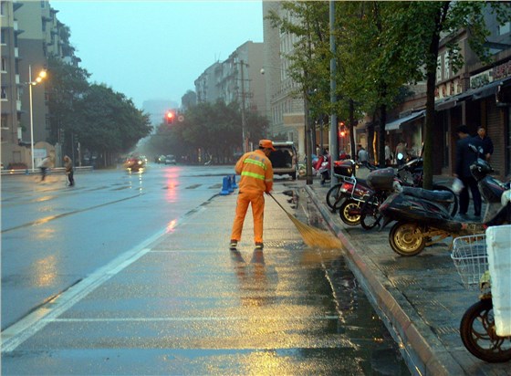 意昂4电动驾驶式扫地车，城市清洁的&ldquo;守护者&rdquo;