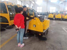 南京某机械厂采购电动扫地车