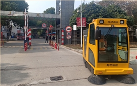 广州某物业客户采购意昂4驾驶式电动扫地车