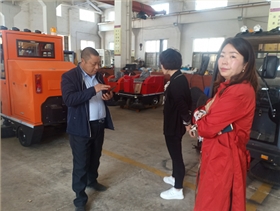 深圳某物业公司来工厂试驾电动扫地车