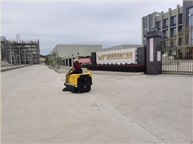 广东某新型建材产业园使用意昂41400电动扫地车