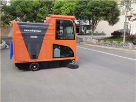 驾驶式扫地车:工业园区的清洁利器 驾驶式扫地车:工业园区的清洁利器