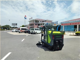 电动扫地车在保持车站清洁起着很重要的作用