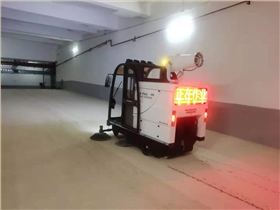 一辆封闭电动扫地车可以一一解决校园清扫问题