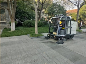 小区户外道路保洁新助力&mdash;&mdash;小型驾驶扫地机