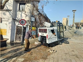 如今，工厂道路清扫车的出现，提高了清洁效率