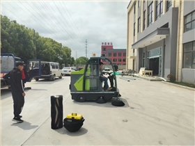 春天景区人流增多,小型道路清扫车助力高效清洁 春天景区人流增多,小型道路清扫车助力高效清洁
