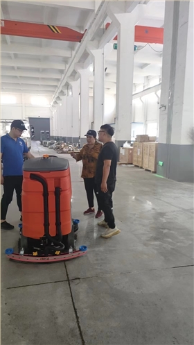 洗地车:提升清洁效率的智能选择 洗地车:提升清洁效率的智能选择