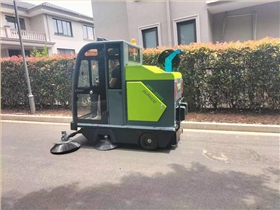 电动小型扫路车：城镇街道快速保洁的新选择