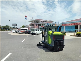  驾驶式工业园区扫地机