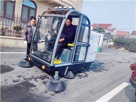 驾驶式清扫车悄然改变城市的清洁面貌