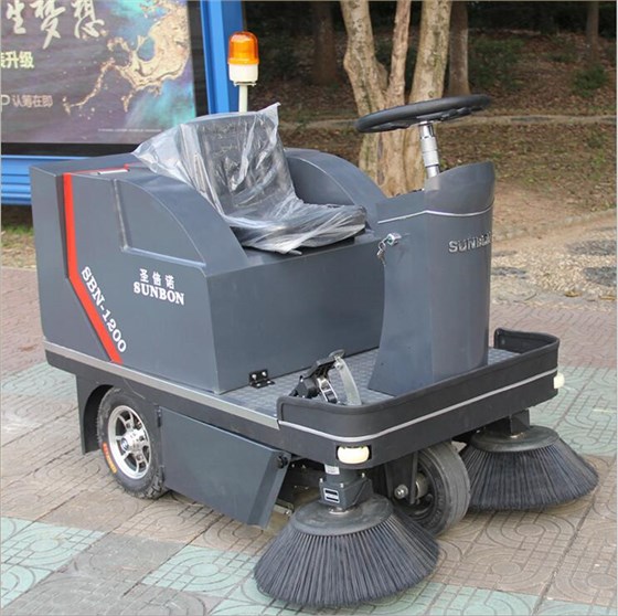 意昂4小型扫地车厂家1200A