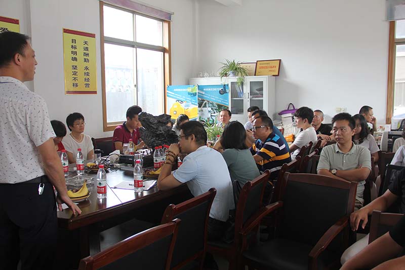 单仁资讯-意昂4电动扫地车厂家交流会