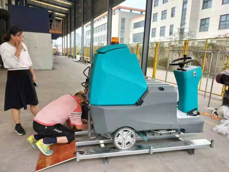洗地机可以轻松处理,使地面恢复清洁 洗地机可以轻松处理,使地面恢复清洁