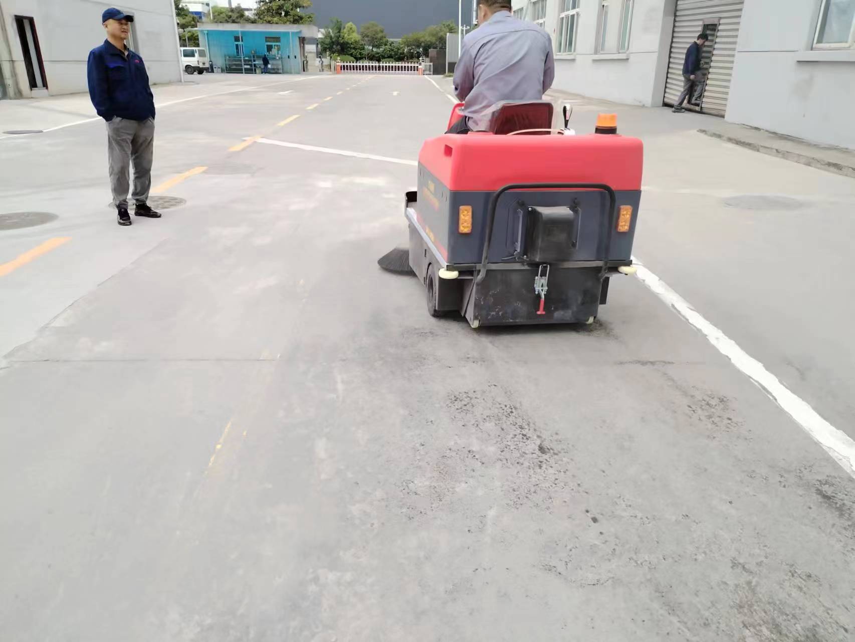 全封闭清扫车:城市清洁的新革命 全封闭清扫车:城市清洁的新革命